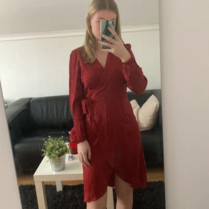 Intressekoll på fin julklänning!! - Säljer min oanvända julklänning från VeroModa. Köptes förra året, aldrig använd, lapparna sitter kvar! Köpte för 450kr. Passar XS-S! Pris kan diskuteras. 