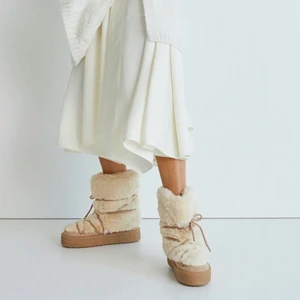 Skor - Säljer dessa skitmysiga skor från HM, de är slutsålda på hemsidan. Skorna är oanvända med alla lappar kvar. Säljer endast för bra bud - BUDA!❤️