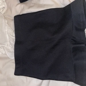 Kort svart kjol - Kjolen är i storlek XS och har varit använd endast 1 gång, kjolen är tajt och sitter jätte fint i midjan och rumpan. Den är ribbad i materialet och är lite utsvängd längst ner vilket är så fint!