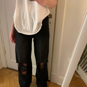 BAGGY JEANS - ursnygga baggy jeans. Svarta med hål!!❤️❤️❤️❤️
