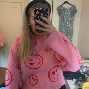 Smileytröja - Superfin smileytröja, köpt från ASOS men tyvärr utgått ur sortiment. Storlek 38 men passar även en 36 ❤️ Möts upp i Göteborg eller fraktar