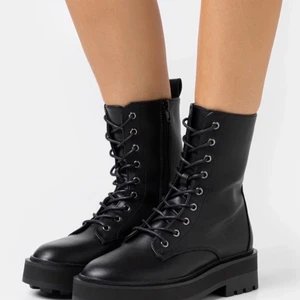 Svarta kängor  - Säljer ett par platåstövlar/kängor i storlek 36 (stora i storleken) Jag har använt dem ute ett fåtal gånger😊 nypris: 499kr 