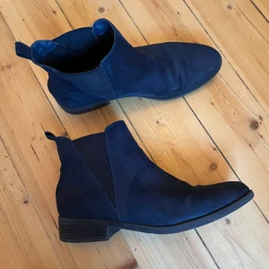 Blåa boots - Snygga blåa boots använda ett fåtal gånger förra säsongen. I princip inga slitningar. Perfekta nu på vintern! Storlek 41 men passar mig med 40. Frakt tillkommer 