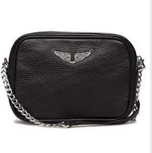 Zadig & Voltaire Boxy bag  - I väldigt bra skick men har en liten slitning på dragkedjan men inget man tänker på. Ganska liten men jag får plats med mycket, det man behöver. Skriv för fler bilder så skickar jag. Nypris 2400kr