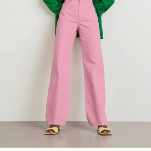 Rosa jeans gina - Från gina tricot mycket fint skick eftersom att jag endast använt de ca 2 gånger. Köpte de för 500 och säljer de för 200+frakt. De är förståss tvätrade innan jag skickar dem❤strl 34