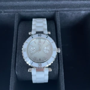 Guess - Sportig guess klocka med pärlemor urtavla 