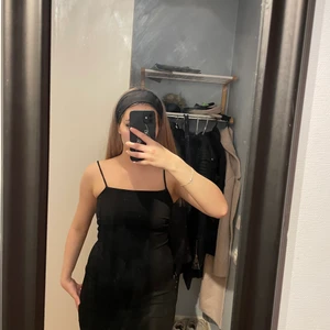 Svart klänning - Snygg svart klänning som har lite tjockare material så den är inte genomskinlig. Formar sig snyggt efter kroppen och går att matcha på olika sätt. Använd ett fåtalgånger den har inga fläckar eller hål. Säljer pga den inte passar mig längre. Köparen står för frakten<3