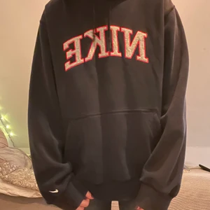 Nike vintage hoodie - Säljer nu min jättesnygga hoodie köpt från pop boutique då den inte kommer till användning tyvärr:( använd fåtal gånger💕 Jättefin nu men även i sommar💕🙏🏻🙏🏻