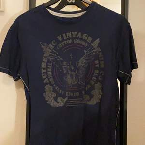 Cool blå vintage T-shirt med tryck