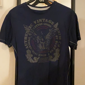 t-shirt  - Cool blå vintage T-shirt med tryck