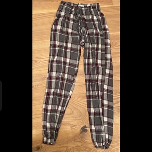 Pyjamasbyxor - Jättefina och trendiga pyjamas byxor. De är använda, men inga defekter. Kan mötas upp i Sthlm eller frakta. Skriv privat för fler bilder eller frågor💕🥰