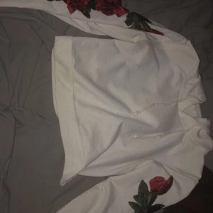 Hoodie - En jätte gullig hoodie med blommor som sticker ut från hoodien (som 3D typ) från SHEIN knappt använt. Storlek XS