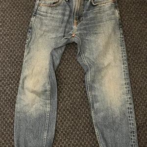 Nudie Jeans, Gritty Jackson Old Gold - Helt oanvända och har kvar alla etiketter. Passformen är hyfsat lös, på nudie jeans hemsida så står det mer om det och färg osv.