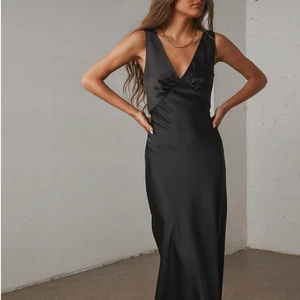 Svart balklänning🥰 - Säljer min superfina balklänning! Endast använd en gång och skicket är som ny! Storlek 38 (säljer även en till likadan oanvänd i storlek 36)🥰🥰 köparen står för frakt❤️ hör av er vid frågor eller om fler bilder!