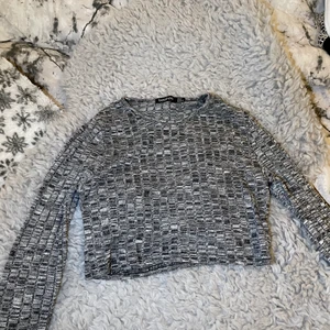 topp - En basic grå topp som du kan ha ett par fina svarta jeans eller en mysig mjukis byxa storlek s på tröjan och har använt den ett antal gånger.