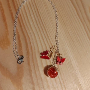 Halsband och örhänge  - En röd  halsband och med ett par örhänge fjärilar jätte snygg och passar till jul med den snygga färg och fina söta fjärilar örhänge med en kula som är ful med små röd diamanter🥰❤. Hinna och beställa så möjligt. Önskar. Och dem är hem gjorde, gärna testa och köpa dem och gärna kommentera.😊😇❤
