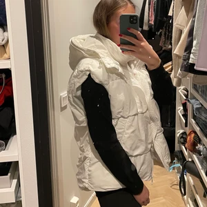 Vit dunväst Zara - En vit dunväst från Zara i storlek S-M, oversized i modellen så funkar bra med tjockare tröjor under.