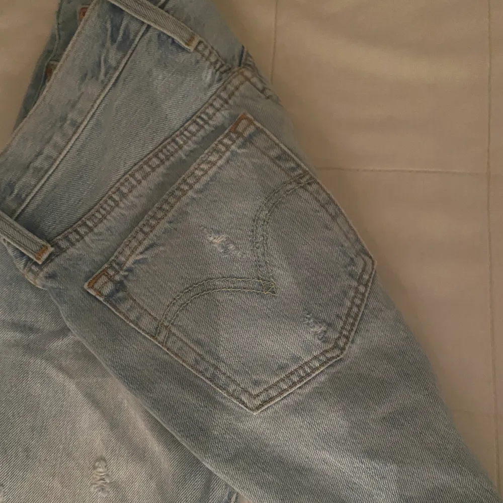 Säljer mina älskade Levis jeans då dem har blivit för små. En rak modell med snygga slitningar. Midjan är mid-waist skulle jag säja. 💫. Jeans & Byxor.