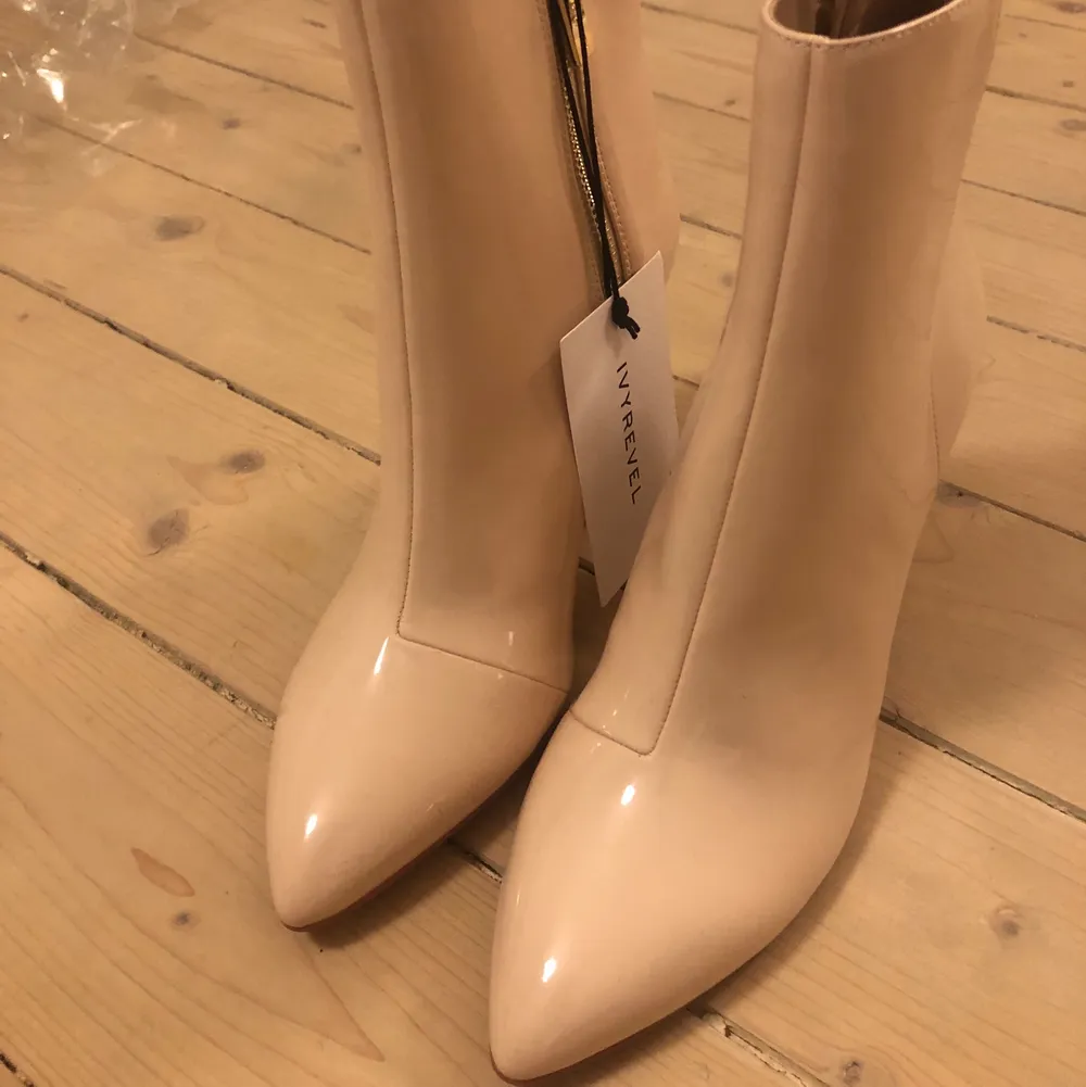 Aldrig använda ivy revel boots. Prislapp fortfarandes kvar. . Skor.