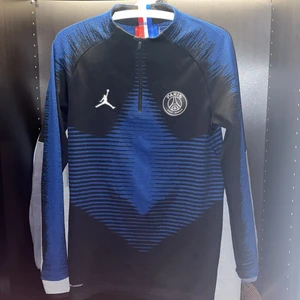 Psg x Jordan tröja  - Sällsynt modell köpt för ca 2000kr skick 9/10 som ny strl S