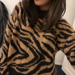 Stickad tröja - Jätte mysig och skön stickad tröja från HM som köptes för några år sedan. Är endast använd ett fåtal gånger så i jätte fint skick, kommer bara tyvärr inte till användning längre!  Den är lite hårig i materialet vilket är så skönt