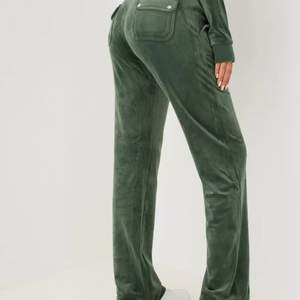Tjejen behöver ett par gröna Juicy couture brallor i storlek S, att de har fickor därbak är tydligen viktigt. Hjälp🍀