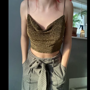 Glittrig cowlneck topp - Guldglittrande cowlneck topp. Aldrig använd. Perfekt till jul och nyår.