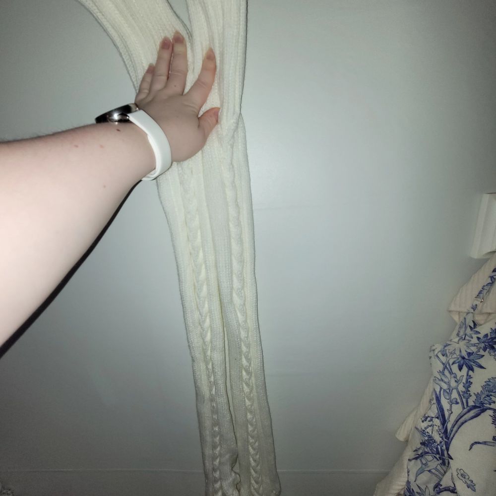 Som många av mina andra annonser är dessa strumpor helt oanvända och nya. Köpte dessa online för drygt 300, säljer nu för 200. Pris kan diskuteras, lika så leverans. One-size och stretchiga. Passar tyvärr inte mig med stora lår, så jag säljer dessa med sorg..  #lårhöga  #strumpor  #oanvända #thighhigh #overknee #vit #vita. Stickat.
