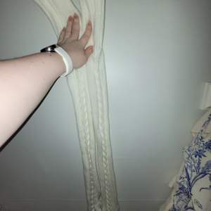 Som många av mina andra annonser är dessa strumpor helt oanvända och nya. Köpte dessa online för drygt 300, säljer nu för 200. Pris kan diskuteras, lika så leverans. One-size och stretchiga. Passar tyvärr inte mig med stora lår, så jag säljer dessa med sorg..  #lårhöga  #strumpor  #oanvända #thighhigh #overknee #vit #vita