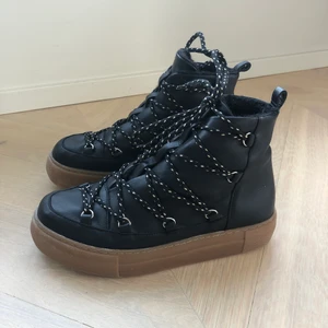 Vinterskor från & other stories - Superfina vinterskor från & other stories i bra skick. Nypris är 1450 och dom är helt slutsålda. Spårbar frakt tillkommer på 66kr. Startar budgivning om det är många intresserade