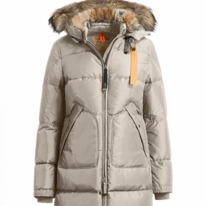 Parajumper jacka  - Hej säljer min fina Parajumer jacka .Jackan är i ljus beige,har använd den två vintrar däck har jag varit jätte försiktigt med den så den ser ut som ny,den kommer va tvättat i kemtvätt innan den levereras🥰,Köpte den för 11tusen från NK i Stockholm .Vid snabb affär kan priset diskuteras ,hör av er till mig för frågor ❤️