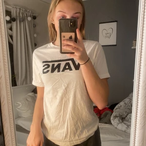T-shirt vans  - En vit t-shirt från Vans, använd några gånger. Storleken är en M men den är mer som en S 