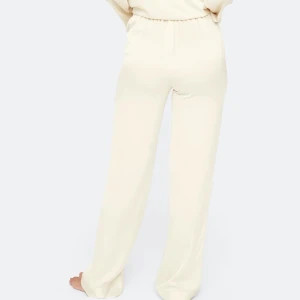 Bikbok  ”I'm feeling pant” - Bikboks populära byxor ”I'm feeling pant” i färgen Off white. Storlek S.  Nypris: 259kr  Aldrig använda, inte ens testade, lappen kvar. Hann aldrig skicka tillbaka de och beställde två par av misstag.  Förskottsbetalning via swish. Står ej för postens slarv. Köpare står för fraktavgift.