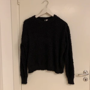 Svart lurvig tröja  - Mjuk och skön tröja från H&M i strl S. 