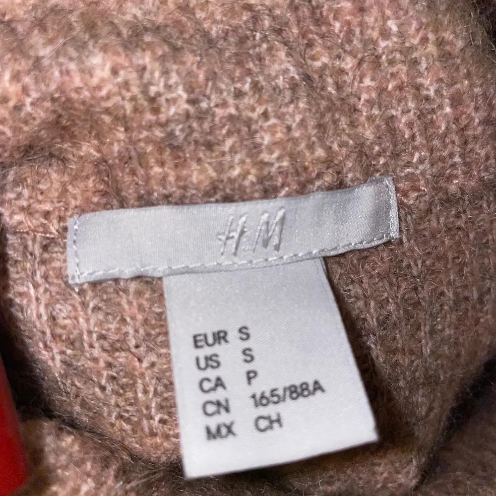 Beige stickad tröja från HM storlek small. 34% mohair 34% ull. Oanvänd. Möts gärna upp i Stockholm! . Stickat.