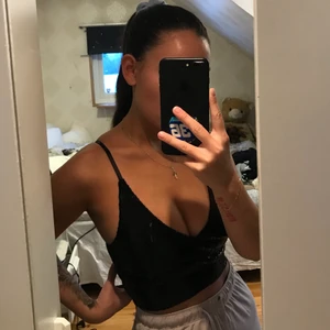 Gullig topp - En glittrig top från bikbok köpt för 100 kroner så säljer för 25 kr + 63 kr frakt eller mötes upp i Norrköping/Linköping. Aldrig använd