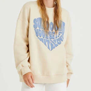 SWEATSHIRT - Trendig och snygg sweatshirt som är i oversize modell, superbra kvalitet och skick då den enbart är använd 2 gånger. Den är i storlek M men passar S-L beroende på hur man vill att den ska sitta på 💞