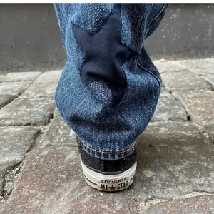 Levis jeans - Säljer mina Levis jeans med sååå coolt tryck på!! Jag är 155 och de är en aning långa på mig(lånade bilder) om man är runt 165-170 kommer dessa sitta som en smeck!💗⭐️⭐️⭐️🎄🎄🎄de är lite stora i midjan men vet tyvvär inte storleken då jag köpt dessa här på plick för 400kr. Men sååå fint skick och så coola byxor!! Skriv privat vid frågor💕💕