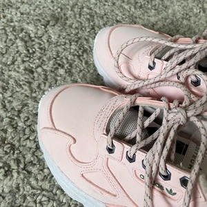 Adidas skor  - Ljusrosa nästan oanvända adidasskor i storlek 37,5. Pris 400 kr men kan diskuteras, köparen står själv för frakten 