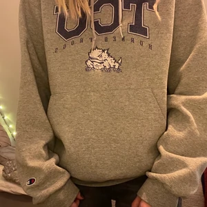 Vintage hoodie - Säljer nu min älskade hoodie💕💕💕💕 Så fin och skön!!! Köpt 2hand och använd ett fåtal gånger! Väldigt fin nu till vintern men även i sommar över en klänning eller kjol😍😍