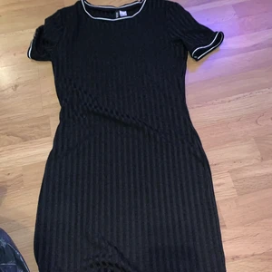 Klänning från H&M. Storlek 42 - Har stor utrednsning av kläder i samband med flytt! Har mest hängt i garderoben. Har katt :)