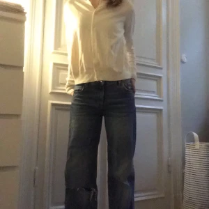 Zara jeans - Säljer dessa snygga zara jeans då de inte kommer till användning🖤 de är storlek 36 och använda, men fortf i väldigt fint skick😍