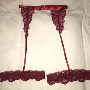 Vinröda strumphållare i spets - Aldrig använda vinröda strumphållare i spets. Storlek S!💖 11kr frakt