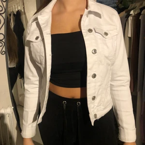 Jeans jacka  - Jeansjacka i vit. Använd 1 gång. Storlek xs 