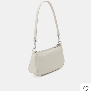 Väska från Gina tricot  - Säljer en sån här väska från Gina, du kan självklart få bild på den, säljer för jag fått en ny liknande, den är i helt okej skick🤍🤍🤎