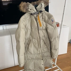 Parajumper  - Den här jackan är använd 2 vintrar och har några få fläckar. Har inte testat att kemtvätta därav priset. Inga andra defekter. Inköpt på Jaber i Uppsala för 9900 kr 