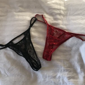 Helt nya trosor med cut-out i spets - Två helt nya trosor i svart och röd spets. Aldrig använda, med en cut-out där fram. Storlek M och har justerbara höftband 👌🏻 frakt 11kr💖