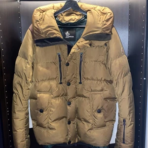 Moncler grenoble jacka  - Herr strl 4 i moncler motsvarar M/L köpt för ca 14.000kr bud eller byten bra skick 
