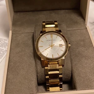 Burberry klocka - Klocka från Burberry i rostfritt stål/guld. 2000kr eller bud. (Nypris 6000kr) Alla tillbehör finns. Kan mötas upp i Stockholmsområdet eller skicka mot fraktkostnad. 