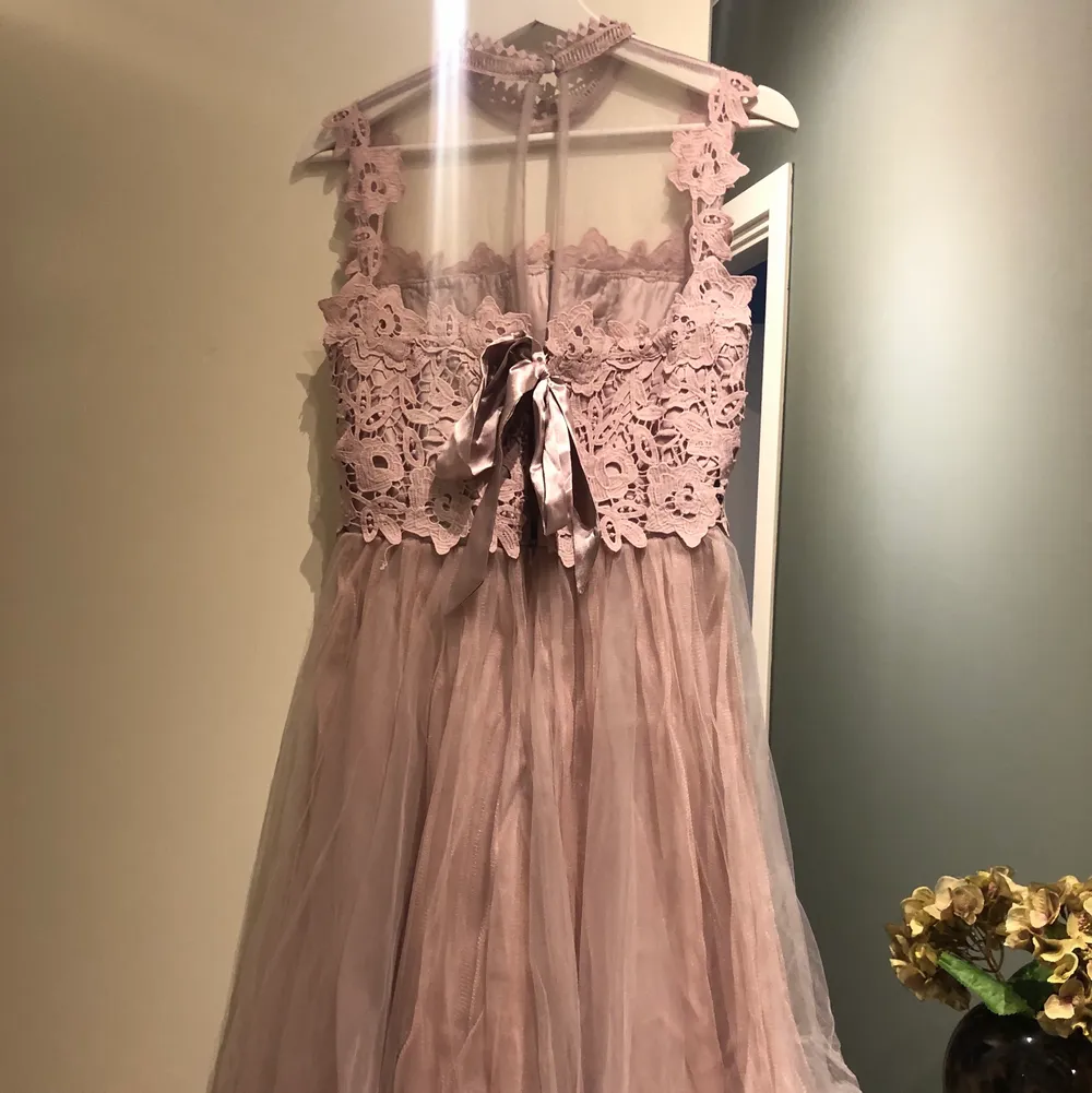 Väldigt fin rosa klänning, perfekt till bal, bröllop osv 💘💘 ALDRIG ANVÄND m prisklass kvar, halvöppen rygg med knytbart sidenband och tullkjol. Finns fler bilder . Klänningar.